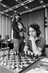 IBM-schaaktoernooi, 5e ronde, Bohm (staand) kijkt bij Timman, Bestanddeelnr 929-2525