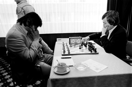 IBM schaaktoernooi Amsterdam Karpov (rechts) tegen Hort (links), Bestanddeelnr 930-9058