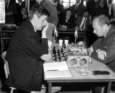 IBM schaaktoernooi, links J. H. Donner rechts L. Szabo, Bestanddeelnr 917-9956
