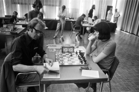 IBM-schaaktoernooi in Amsterdam, Ligterink (rechts) tegen Olafsson, Bestanddeelnr 928-6832 photo