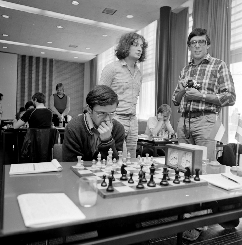 IBM schaaktoernooi, 4e ronde Ribli aan zet, Timman kijkt toe, Bestanddeelnr 929-8214