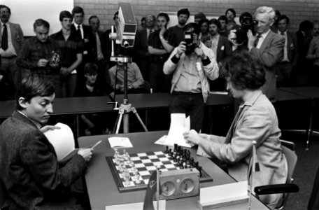IBM-schaaktoernooi in Amsterdam Jan Timman (r) in zijn partij tegen Karpov (l), Bestanddeelnr 931-5125