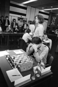 IBM schaaktoernooi, 9e ronde Timman (lopend) speelt tegen Langeweg (zittend), Bestanddeelnr 929-8290