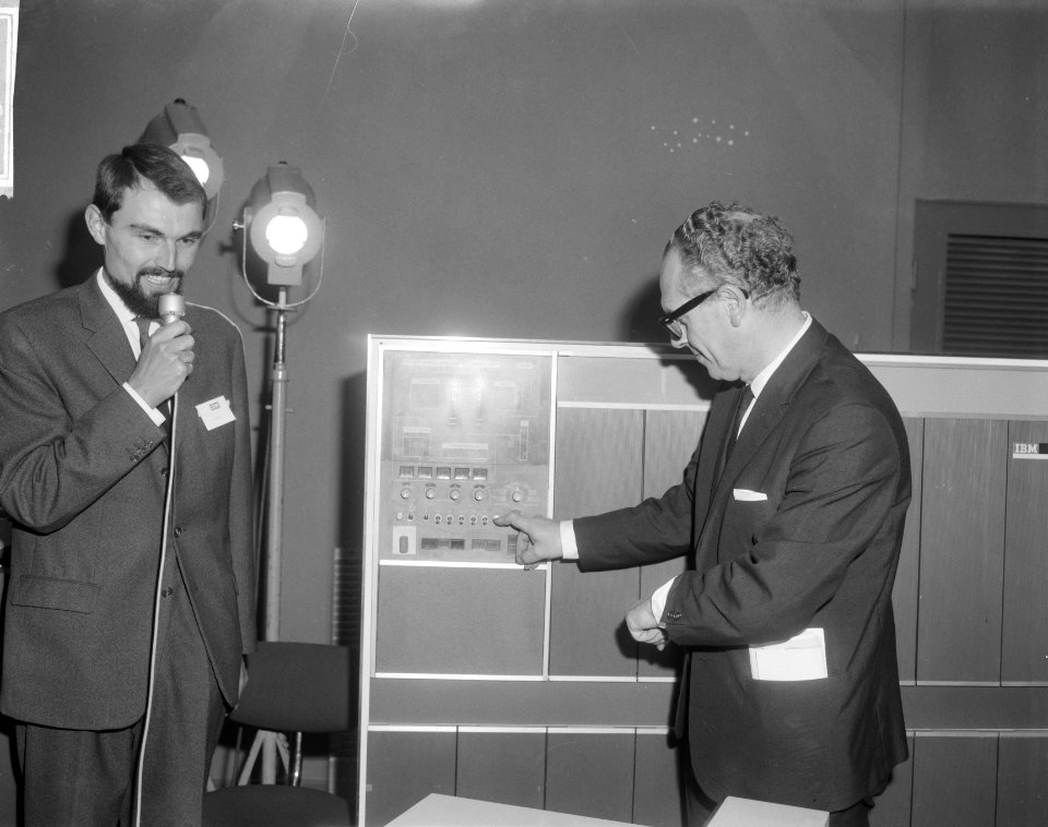 IBM schaaktoernooi door minister Vrolijk geopend, hij bekijkt de uitslag met Las, Bestanddeelnr 917-9808