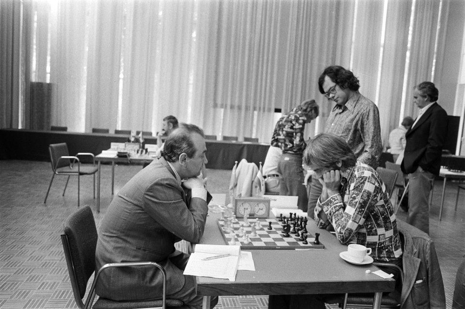IBM-schaaktoernooi, Kortsjnoj tegen Bohm, Ree kijkt toe, Bestanddeelnr 928-7007