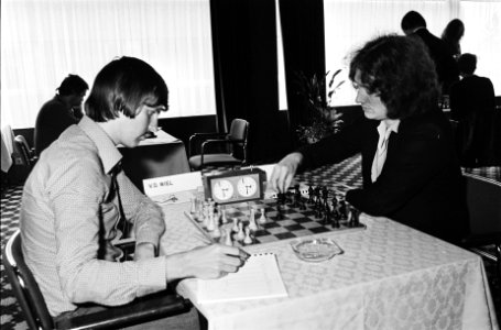 IBM schaaktoernooi Jan Timman tegen vd Wiel (links), Bestanddeelnr 930-9087