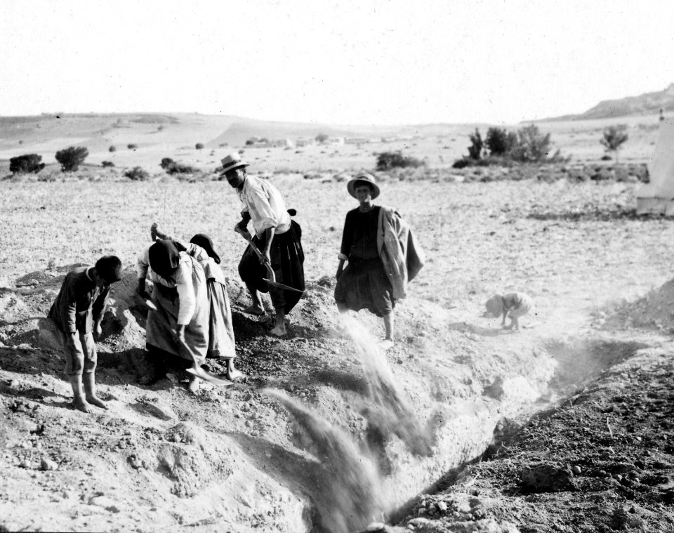 Igenskottning av gravar. Ajios Jakovos - SMVK - C01707