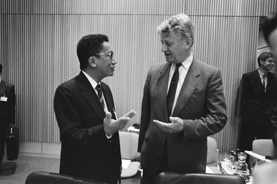 IGGI (Inter Governmental Group of Indonesia)-conferentie in Den Haag minister B, Bestanddeelnr 934-4692