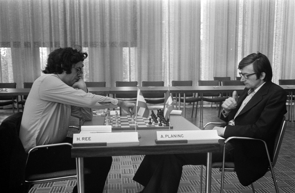 IBM-schaaktoernooi 13e ronde, Hans Ree (l) in duel met Plancin (r), Bestanddeelnr 927-3594