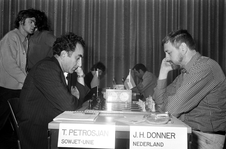 IBM-schaaktoernooi, Donner (rechts) en Petrosjan, Bestanddeelnr 926-5635