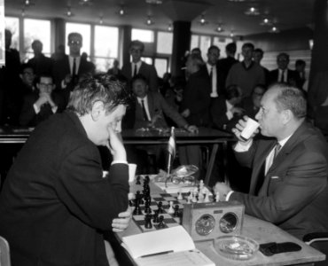 IBM schaaktoernooi, links J. H. Donner rechts L. Szabo, Bestanddeelnr 917-9955