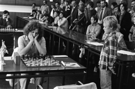 IBM schaaktoernooi, 11e ronde klein jongetje bij Timman, Bestanddeelnr 929-8340