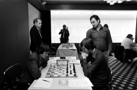 IBM Schaaktoernooi , 8e ronde Karpov (links) tegen vd Wiel , Sosonko kijkt m, Bestanddeelnr 930-9114