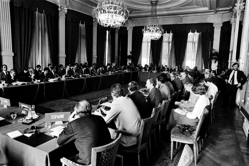 IGGI-conferentie in Amstelhotel in Amsterdam over ontwikkelingshulp aan Indonesie, Minister De Koning en Widjojo Nitisastro, Bestanddeelnr 931-4804