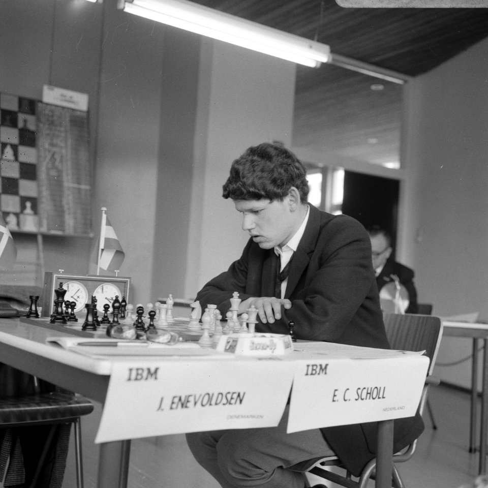 IBM-schaaktoernooi, jeugdkampioen E.C. Scholl tijdens zijn wedstrijd, Bestanddeelnr 919-3543