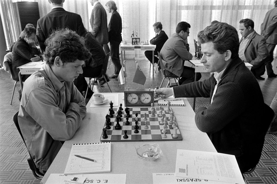 IBM-schaaktoernooi, Amsterdam Eddie Scholl (links) tegen Boris Spasski, Bestanddeelnr 923-6730