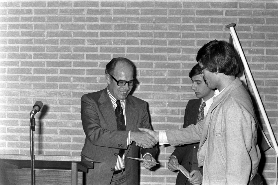 IBM-directeur Merkx feliciteert de spelers, Bestanddeelnr 925-6736