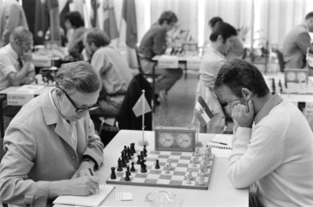 IBM schaaktoernooi in RAI Amsterdam, nr. 16, 17 links Smislov tegen rechts Gligo, Bestanddeelnr 924-7305