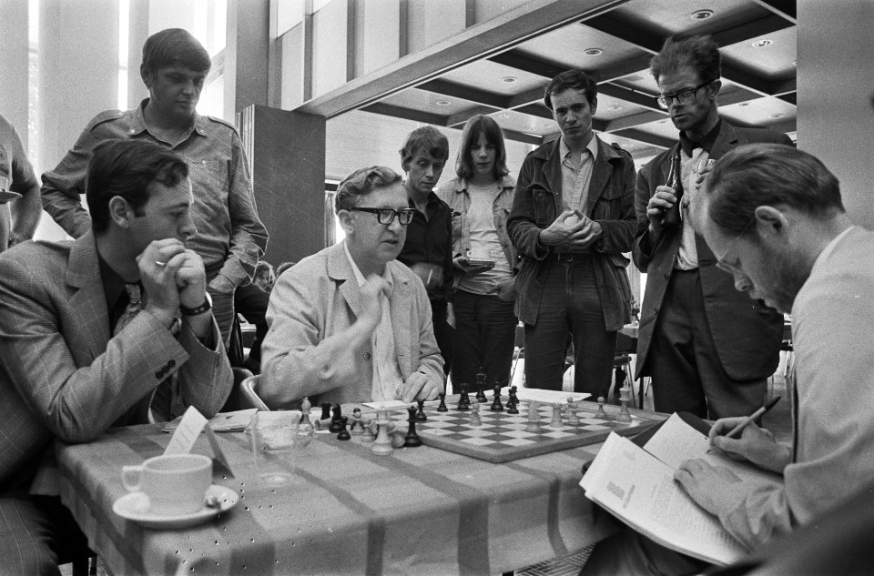 IBM schaaktoernooi te Amsterdam, winnaar Smyslov tijdens analyse van zijn laatst, Bestanddeelnr 924-7769