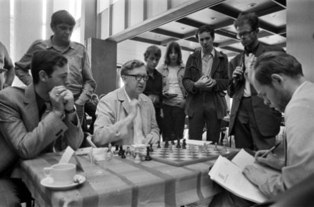 IBM schaaktoernooi te Amsterdam, winnaar Smyslov tijdens analyse van zijn laatst, Bestanddeelnr 924-7769