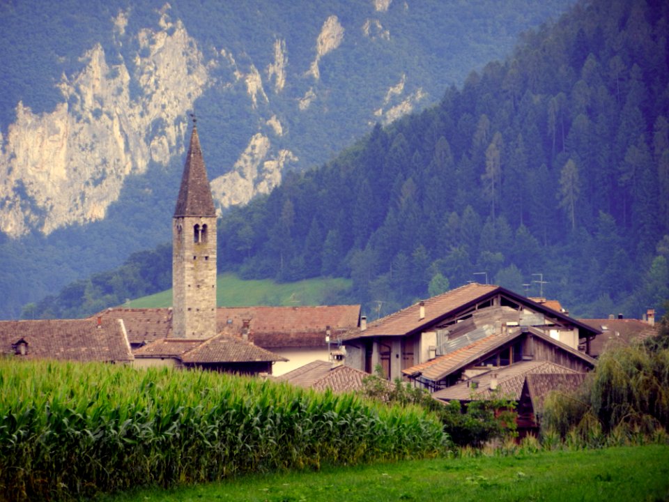 Il campanile di San Zeno dai campi (Fiavè)