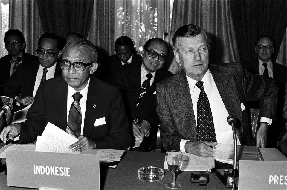 IGGI-conferentie in Amstelhotel in Amsterdam over ontwikkelingshulp aan Indonesie, Minister De Koning en Widjojo Nitisastro, Bestanddeelnr 931-4803