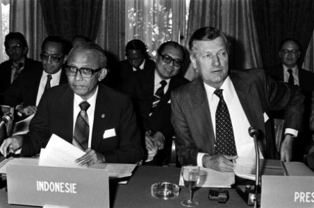 IGGI-conferentie in Amstelhotel in Amsterdam over ontwikkelingshulp aan Indonesie, Minister De Koning en Widjojo Nitisastro, Bestanddeelnr 931-4803