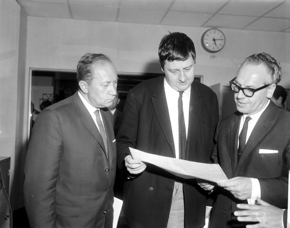 IBM schaaktoernooi door minister Vrolijk geopend, hij bekijkt de uitslag met Las, Bestanddeelnr 917-9806