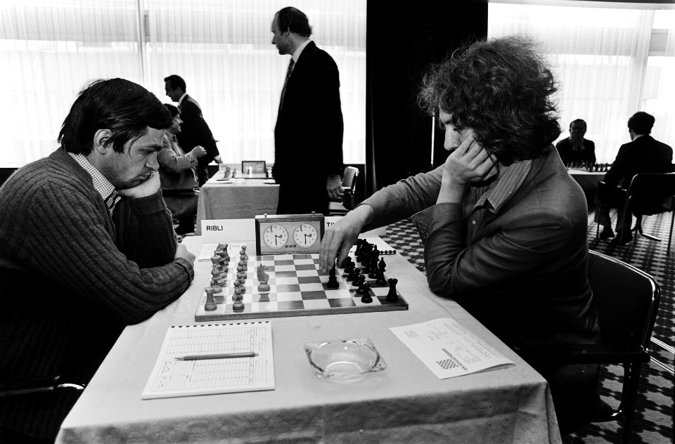 IBM schaaktoernooi Amsterdam Karpov (rechts) tegen Hort (links), Bestanddeelnr 930-9059
