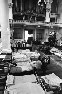 Illegale buitenlanders in Mozes en Aaronkerk in Amsterdam bedden hebben plaats g, Bestanddeelnr 930-7081