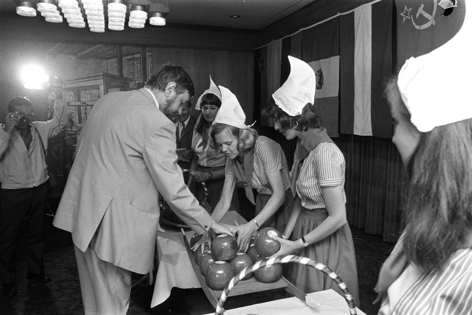 IBM Schaaktoernooi geopend door prof.Euwe bij Esso Motorhotel Amsterdam, Bestanddeelnr 924-7276
