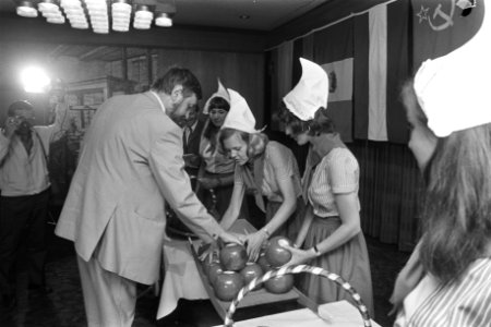 IBM Schaaktoernooi geopend door prof.Euwe bij Esso Motorhotel Amsterdam, Bestanddeelnr 924-7276