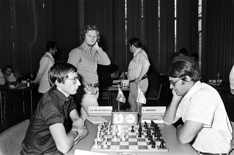IBM-schaaktoernooi, Miles kijkt bij Van Wijgerden (l) tegen Liberzon (r), Bestanddeelnr 929-2599