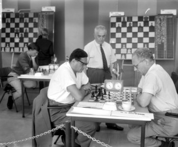 IBM-schaaktoernooi, partij tussen Botwinnik (rechts) en Gyorgy Szilagyi (Hongari, Bestanddeelnr 919-3217