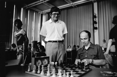 IBM-schaaktoernooi, Liberzon (l) kijkt bij Kavalek, Bestanddeelnr 929-2595