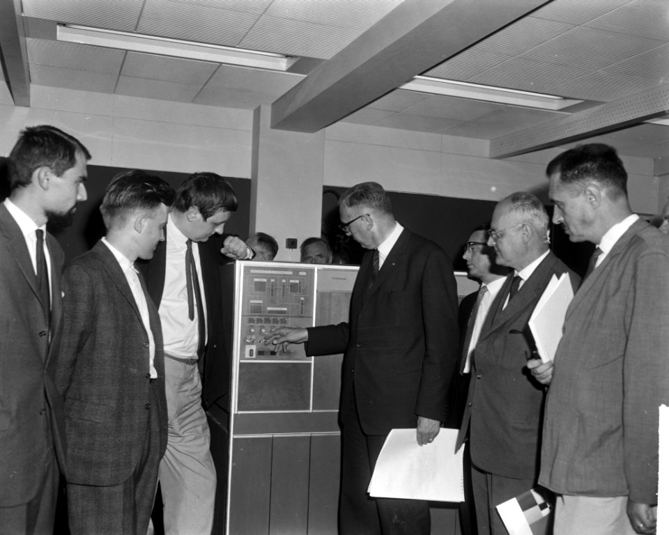 IBM schaaktoernooi, de loting in Europahuis vlnr Gideon Barsza , V Pirc , M, Bestanddeelnr 916-6635