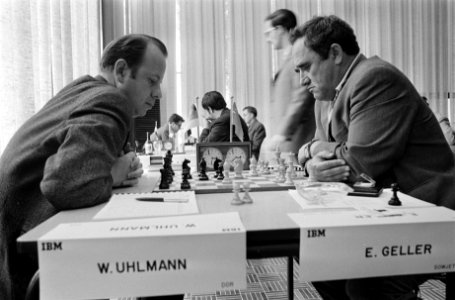 IBM-schaaktoernooi, Amsterdam W.Uhlmann (links) tegen E. Geller (rechts), Bestanddeelnr 923-6854