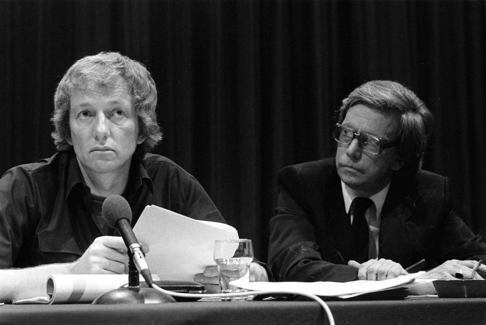 IKV-secretaris Mient Jan Faber (l) en burgemeester Wieringa, Bestanddeelnr 932-6166