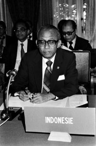 IGGI-conferentie in Amstelhotel in Amsterdam over ontwikkelingshulp aan Indonesie, Minister De Koning en Widjojo Nitisastro, Bestanddeelnr 931-4805
