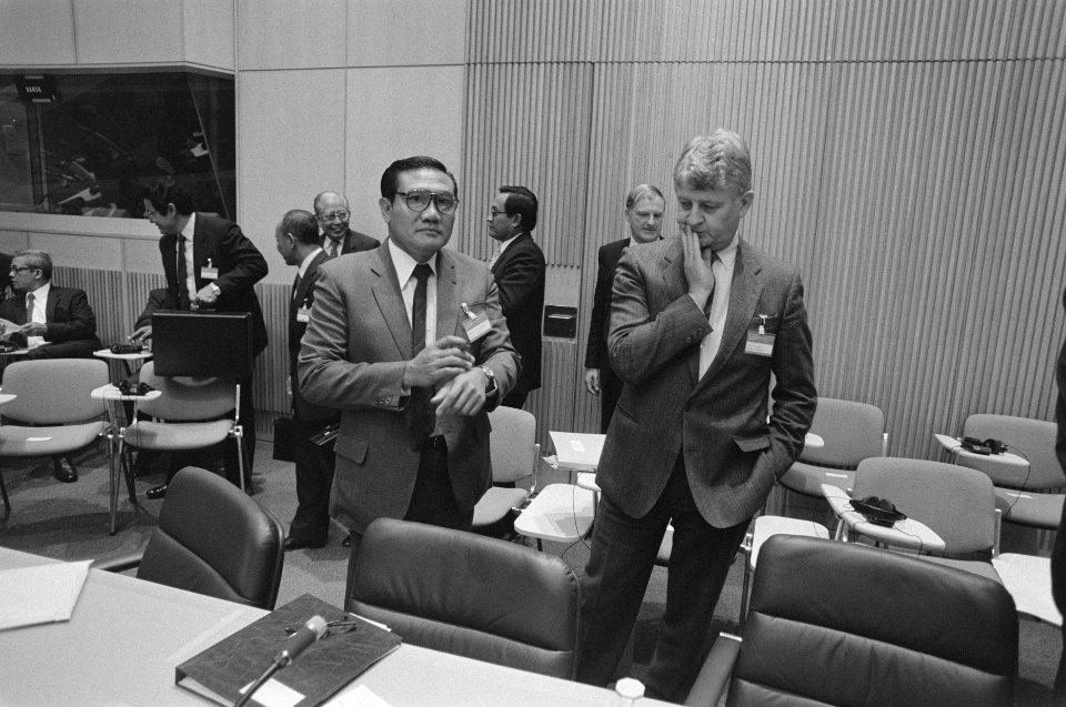 IGGI-conferentie Den Haag Indonesische delegatieleider Wardhana en minister Bu, Bestanddeelnr 934-0140