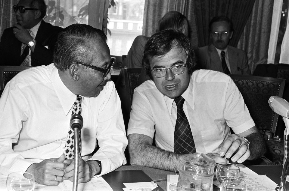 IGGI-conferentie in Amstelhotel in Amsterdam, Minister Pronk (rechts) (in hemdsm, Bestanddeelnr 928-6337