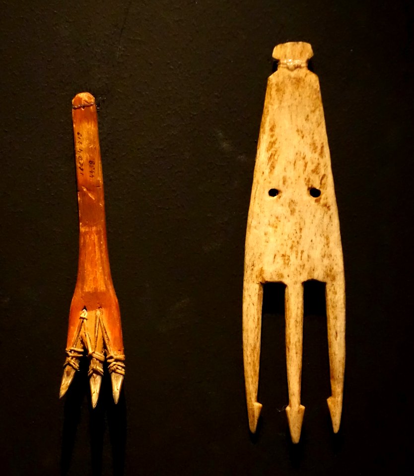 Ice scraper and spear tip, Chukchi people - Etnografiska museet - Stockholm, Sweden - DSC00841