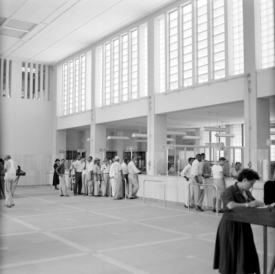 Ihet interieur van het postkantoor aan het Waaigatplein, Bestanddeelnr 252-2780