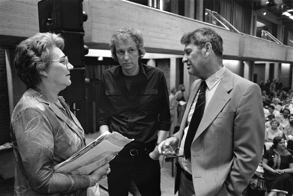 IKV-secretaris Mient Jan Faber (m), burgemeester H.J.M. Defesche (Venray) (r), Bestanddeelnr 932-6168