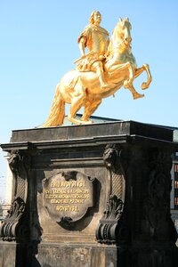 Statue monument august the strong