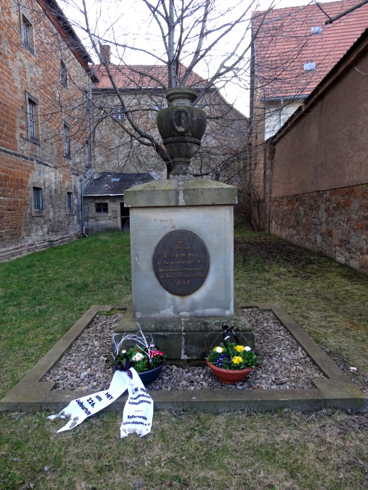 Ichtershausen - Wilhelm-Hey-Denkmal mit Blumen