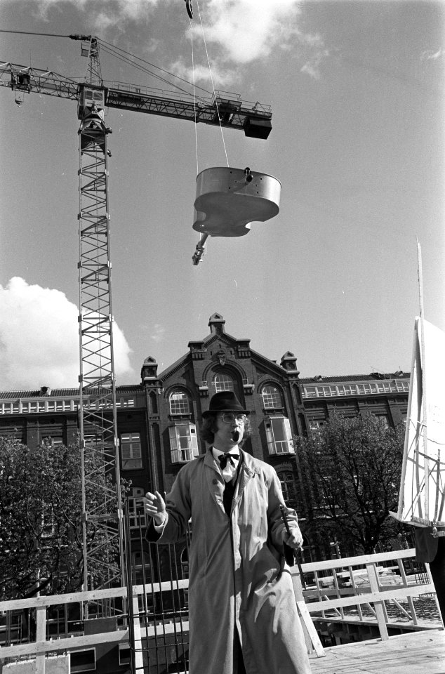 IJf Blokker (Barend Servet) op bouwput Leidse Bosje voor opnamen, Bestanddeelnr 926-3930