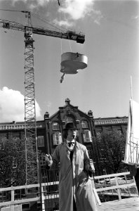 IJf Blokker (Barend Servet) op bouwput Leidse Bosje voor opnamen, Bestanddeelnr 926-3930 photo