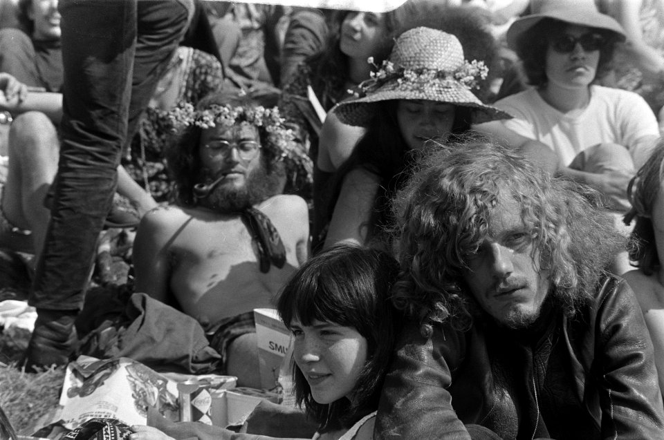 Jong festival publiek met hoeden en bloemenslingers, Bestanddeelnr 923-6259
