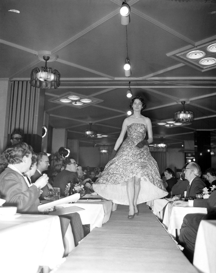 Jong Nederland modelleert in het Carlton Hotel te Amsterdam, Bestanddeelnr 909-2470